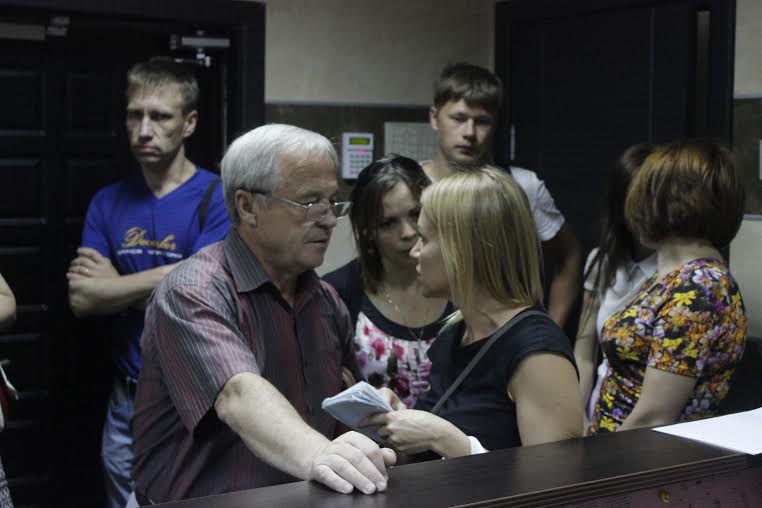 Ярославль. Депутат-коммунист А.В. Воробьёв помогает обманутым дольщикам с улицы Сосновой