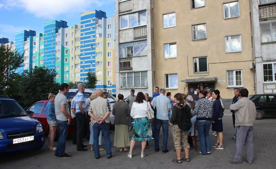 Калининград: Депутат-коммунист Игорь Ревин провел встречу в одной из «горячих точек» города