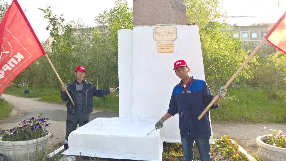 Коммунисты и комсомольцы Якутии провели субботник в селе Хатассы