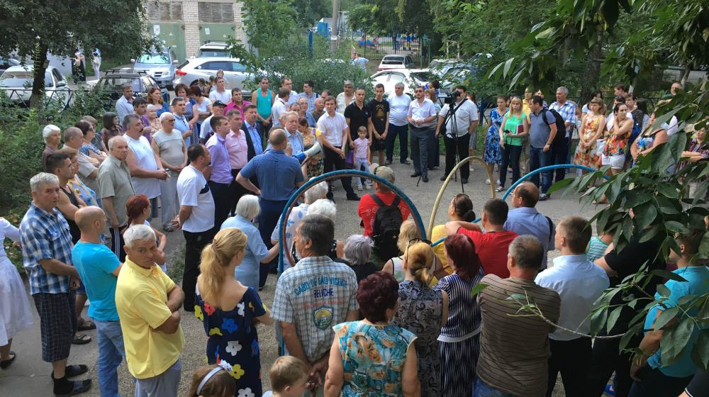 Краснодар. На сходе горожане обратились к депутатам-коммунистам за помощью