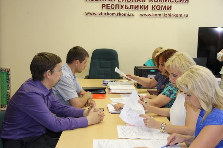 Первый секретарь Коми рескома КПРФ Олег Михайлов сдал документы на выдвижение кандидатов в депутаты Госдумы