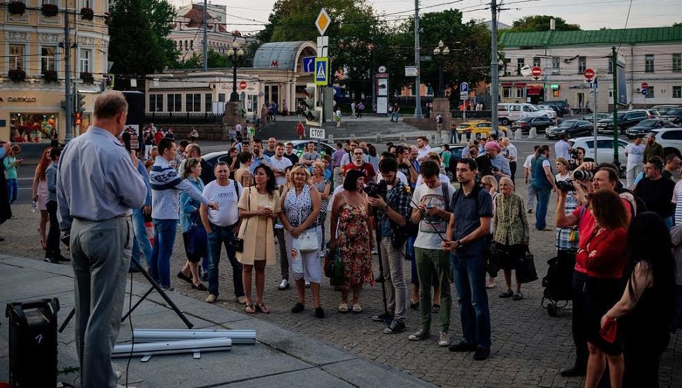 Москва. Коммунисты вместе с предпринимателями и организацией «Правозащита» провели акцию «Длинные ковши СТОП»
