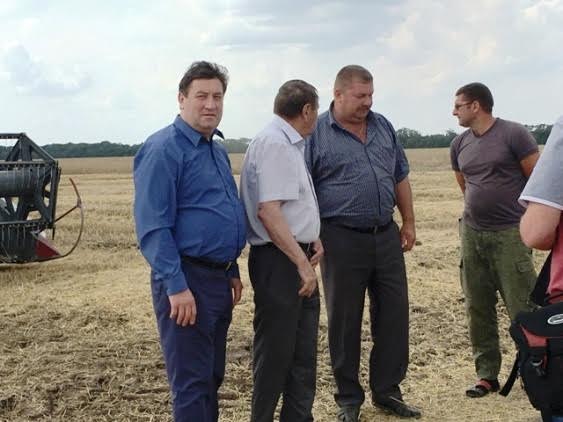 Ставрополье. Депутат-коммунист Виктор Гончаров в «Терновском» намолотил бункер зерна за штурвалом уборочного комбайна и пожелал хлеборобам высоких урожаев