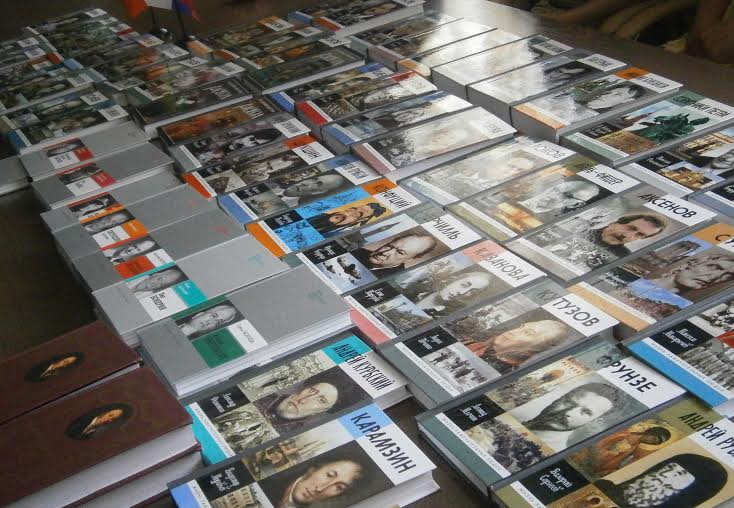 Владимир Поздняков подарил книги серии «ЖЗЛ» главной библиотеке Забайкальского края 