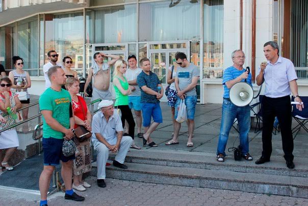 Ярославские депутаты-коммунисты помогли людям, оставшимся без жилья и денег, провести акцию протеста