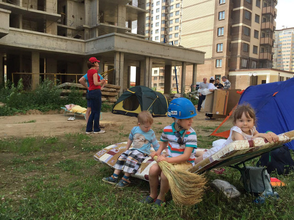 ИА "Росбалт". Обманутые дольщики в Краснодаре грозятся пикетами в палатках и обращаются за помощью к депутату Обухову