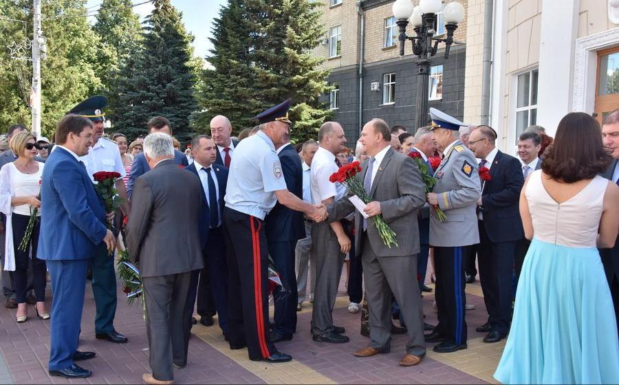 В Орле прошла церемония возложения цветов к стеле «Орел-город воинской славы»
