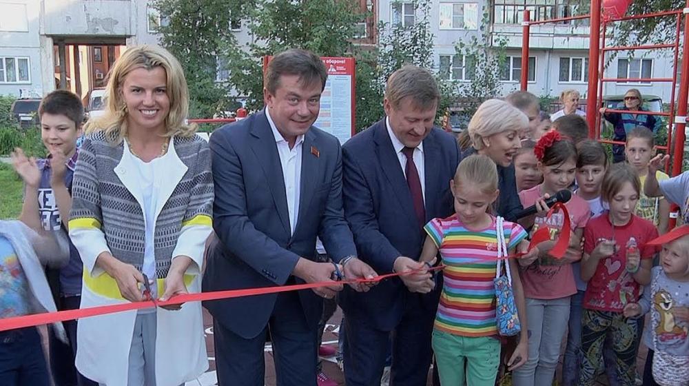 В Новосибирске депутаты-коммунисты открыли спортивную площадку по сдаче норм ГТО 