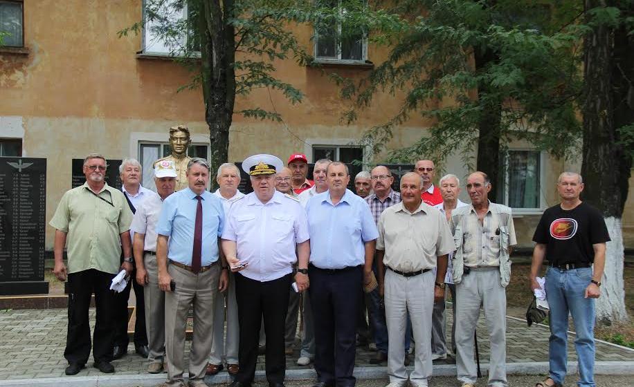 Адмирал Комоедов встречается с жителями Крыма