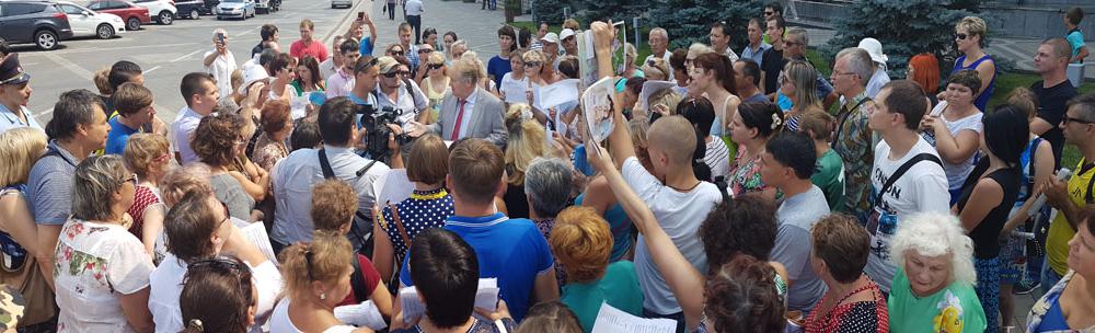 Сход обманутых дольщиков у администрации Краснодара: депутат Обухов пришел, команда мэра Евланова – забоялась