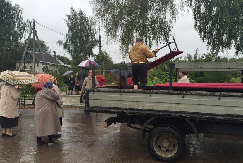 Нижегородская область. Люди пришли на встречу с Денисом Вороненковым несмотря на дождь и запреты властей