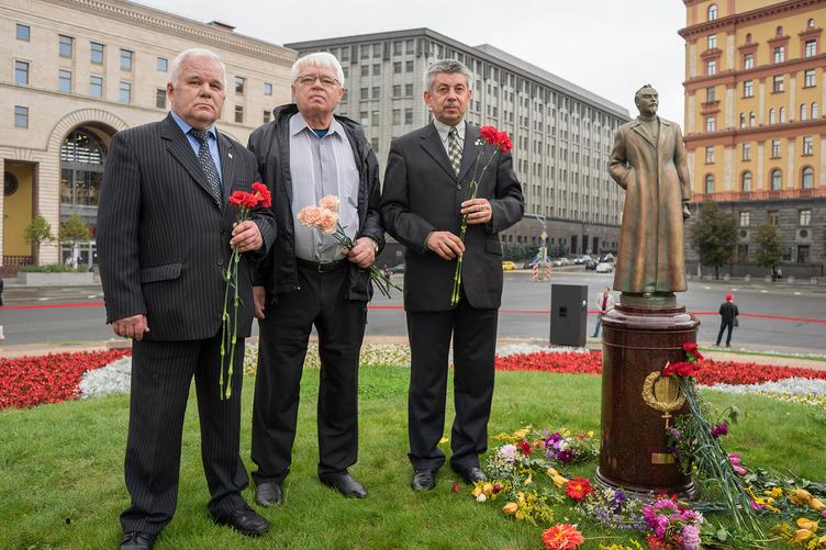 В Москве на Лубянской площади состоялась встреча депутатов-коммунистов с избирателями