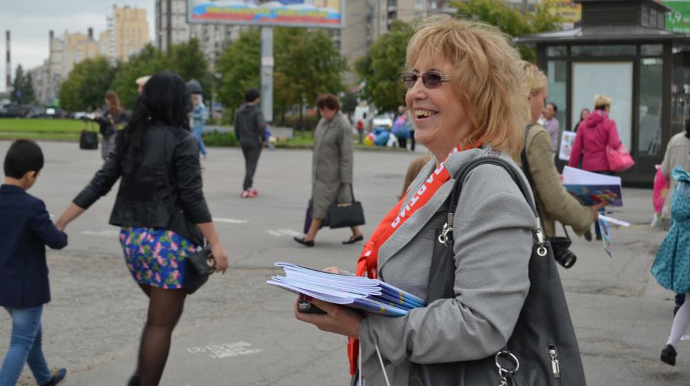 Санкт-Петербург. По доброй традиции коммунисты поздравили первоклассников у Ледового дворца