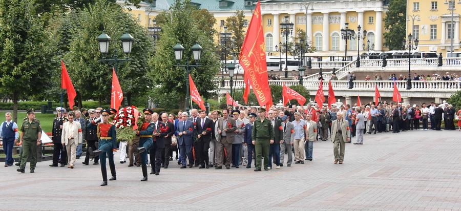 Возложение цветов к Могиле Неизвестного Солдата у Кремлевской стены