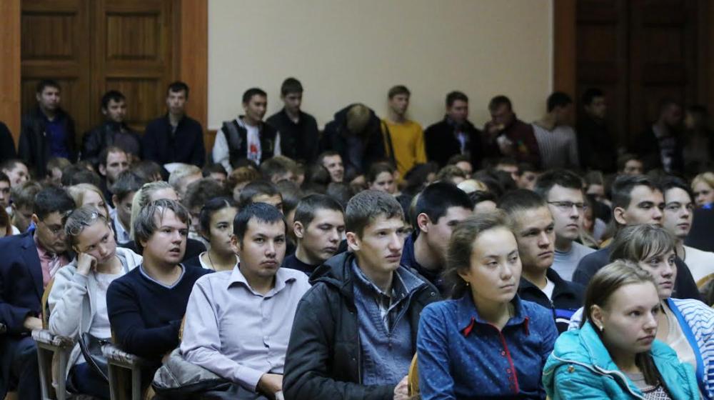Первый секретарь ЦК ЛКСМ Владимир Исаков и первый секретарь Челябинского обкома КПРФ Игорь Егоров выступили перед студентами МГТУ