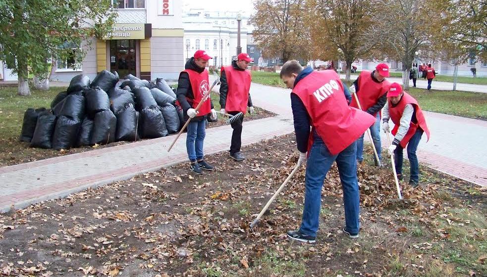 Коммунисты и комсомольцы Орла приняли участие в общегородском субботнике