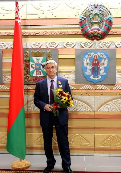 Посол Республики Беларусь Игорь Петришенко вручил Ивану Мельникову Орден Почета