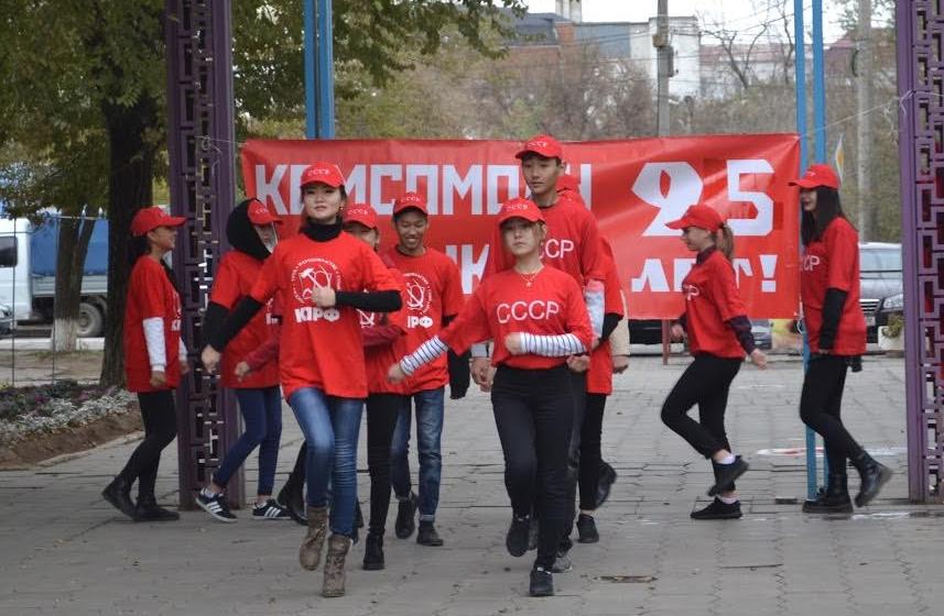 Не померкнет слава комсомола! Праздничный флешмоб в центре столицы Калмыкии