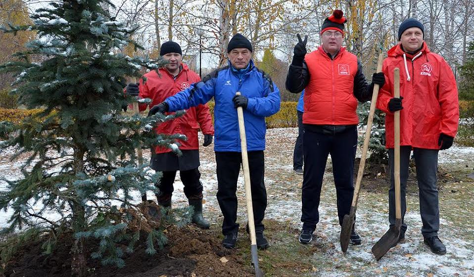 Фракция КПРФ Тюменской областной Думы приняла участие в субботнике по посадке деревьев