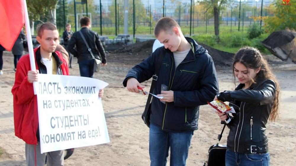 Республика Коми. Сыктывкарские активисты КПРФ провели пикет, приуроченный к очередной годовщине штурма Белого Дома