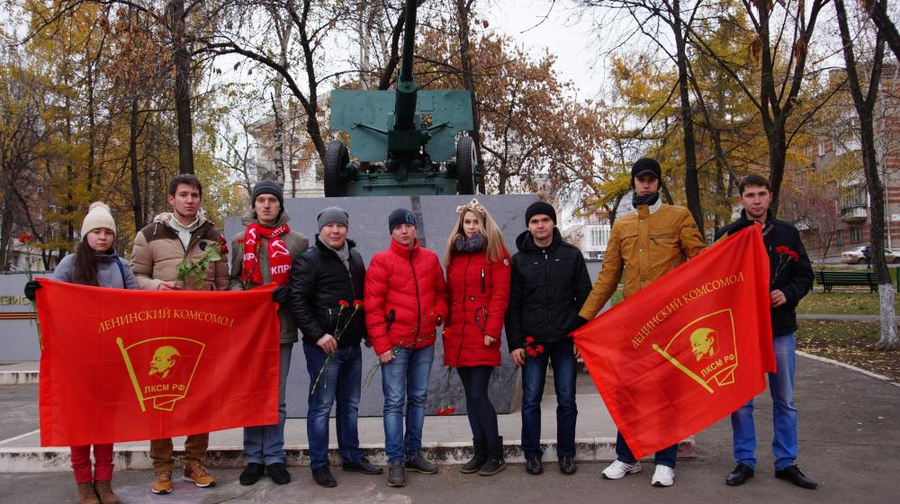 Удмуртская Республика. Комсомольцы Ижевска почтили память красноармейцев, погибших в годы Великой Отечественной войны  