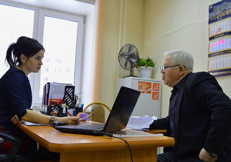 Лидер алтайских коммунистов Мария Прусакова проводит прием граждан