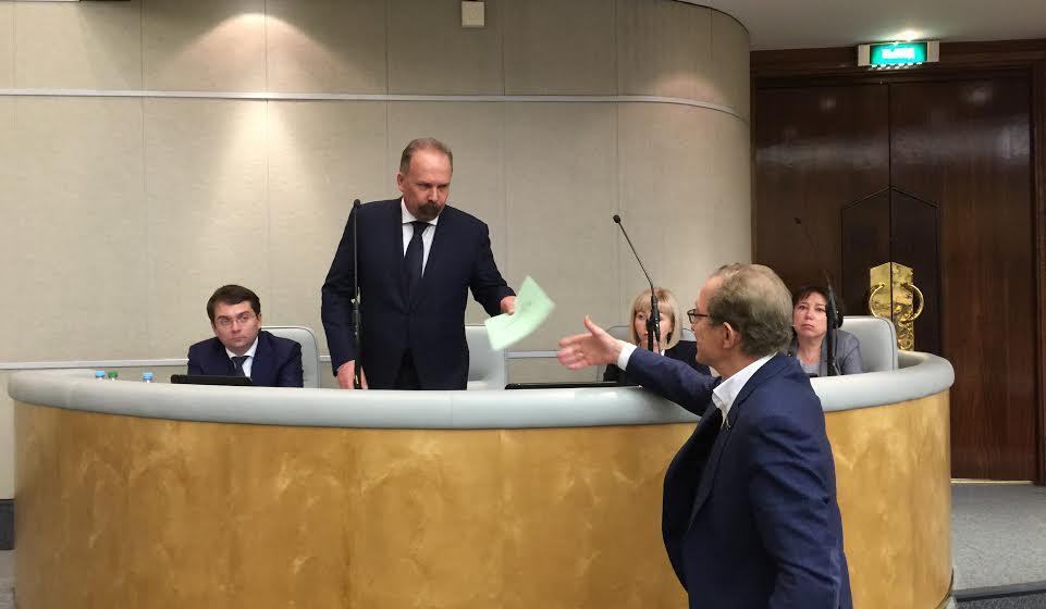 На «Правительственном часе» в Госдуме Владимир Поздняков передал главе Минстроя России документы забайкальской учительницы