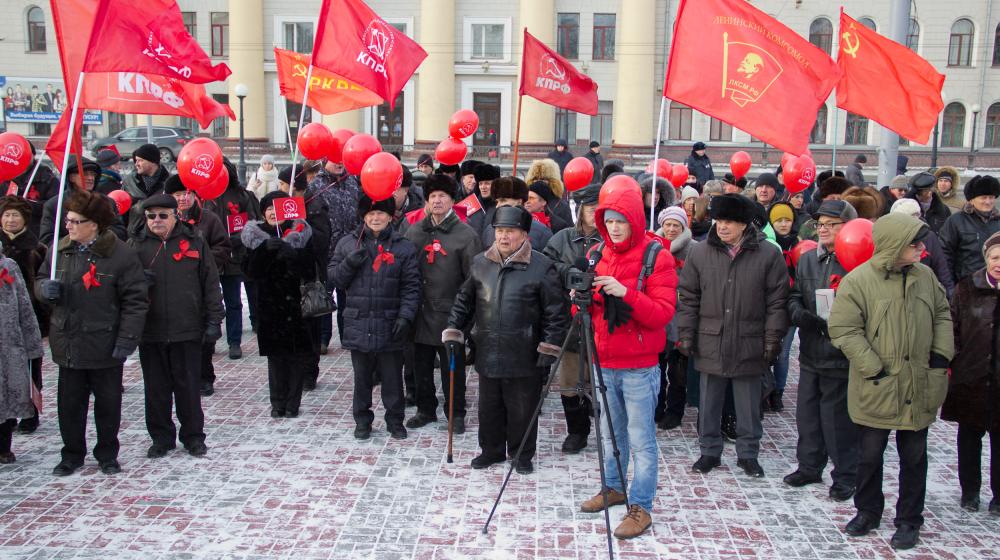 Накануне 99-летия Великой Октябрьской социалистической революции томские коммунисты провели шествие и митинг