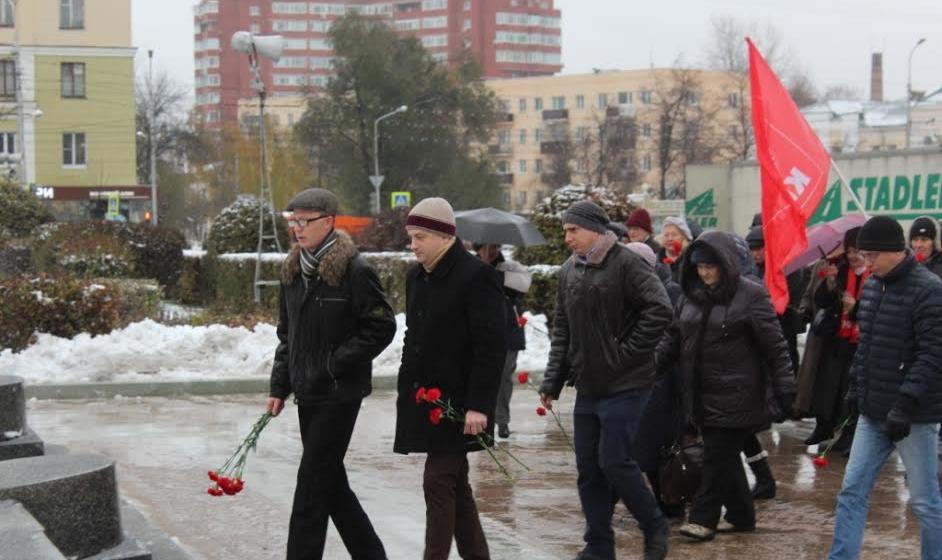 Пензенские коммунисты возложили цветы к памятнику Ленину
