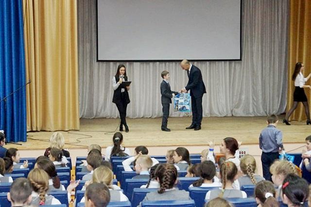 Татарстан. Депутат-коммунист Николай Атласов наградил школьников  за участие в акции «Зелёная улица»