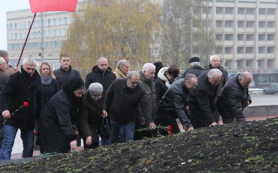 В Орле возложили цветы к памятнику Ленину