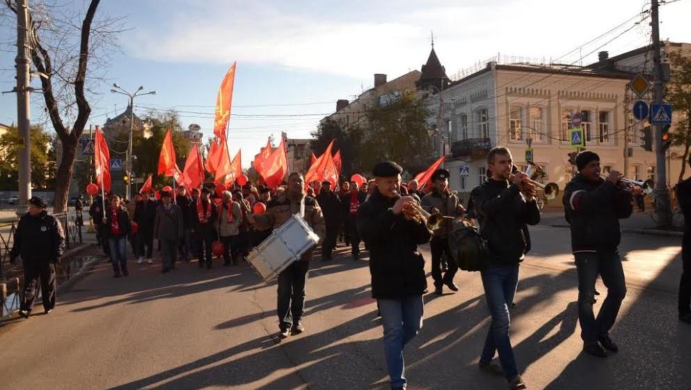 В Астрахани прошли шествие и митинг, посвященные годовщине Великого Октября