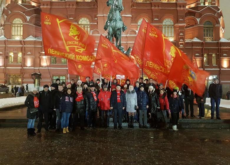 Делегация ЦК КПРФ возложила венок и цветы к Мавзолею В.И. Ленина и памятнику И.В. Сталину 
