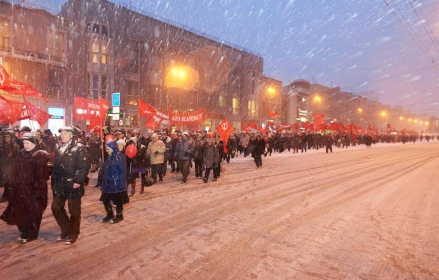 Более тысячи новосибирцев приняли участие в шествии, посвященном 99-й годовщине Великого Октября