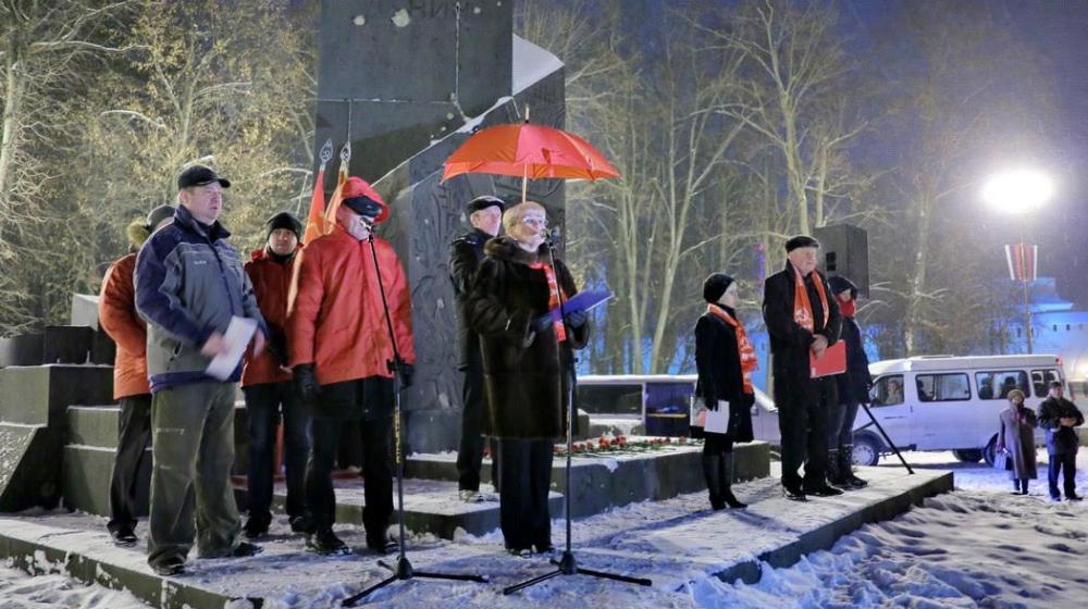 На митинг КПРФ в Великом Новгороде пришло несколько сотен новгородцев