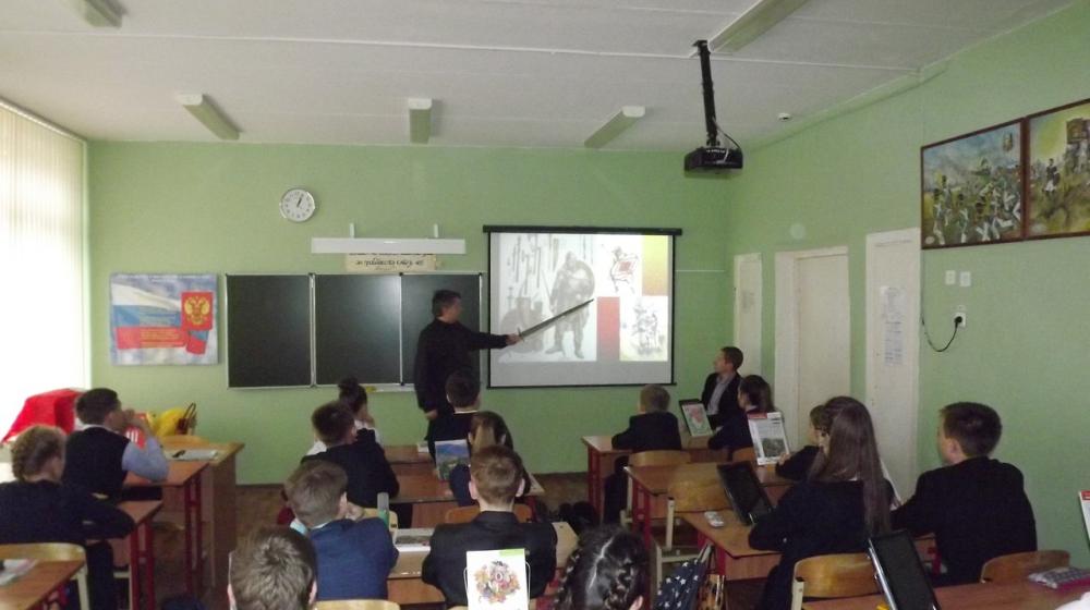 Тамбов. Активисты «Русского Лада» рассказали школьникам о дружинах Древней Руси