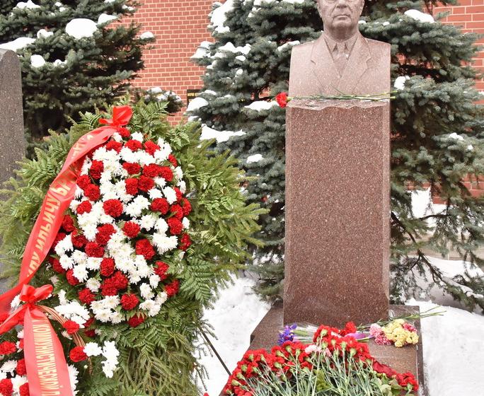 Возложение цветов к могиле Л.И. Брежнева у Кремлевской стены в связи со 110-й годовщиной со дня его рождения