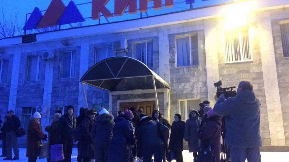 Чрезвычайная ситуация в Гуково: на встречу с депутатами-коммунистами шахтёров не пускает полиция и казаки
