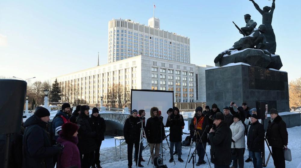Москва. Депутаты-коммунисты приняли участие в телемосте на Горбатом мосту с протестующими шахтерами города Гуково Ростовской области