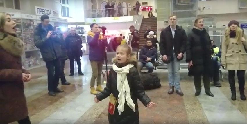 Удмуртия. Комсомольцы Ижевска приняли участие в песенном флешмобе в честь дня рождения СССР