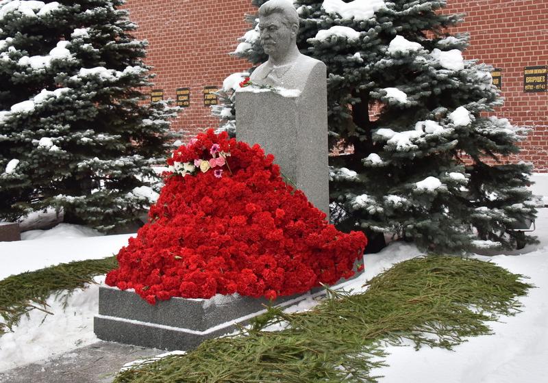 Возложение цветов к могиле И.В. Сталина у Кремлевской стены в связи со 137-й годовщиной со дня его рождения