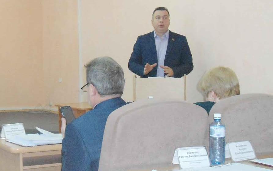 Первый секретарь Амурского обкома КПРФ Роман Кобызов призвал депутатов города Свободный искать эффективные механизмы пополнения бюджета
