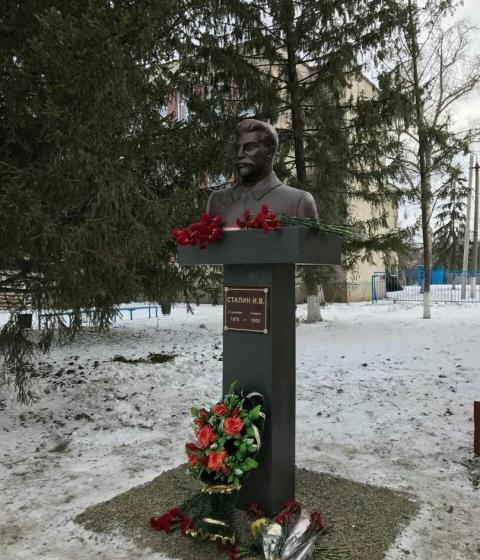 Спрятанный в колодце бюст Сталина нашли и установили в Ростовской области