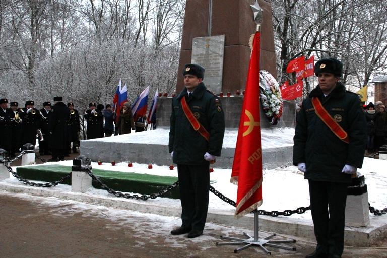 Новгородские коммунисты приняли участие в общегородском шествии в честь 75-летия подвига советских Героев