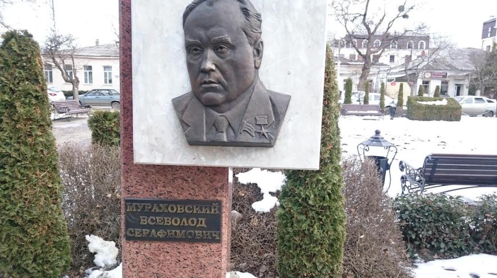 Ставропольский край. Цветы от коммунистов советскому государственному деятелю Всеволоду Мураховскому