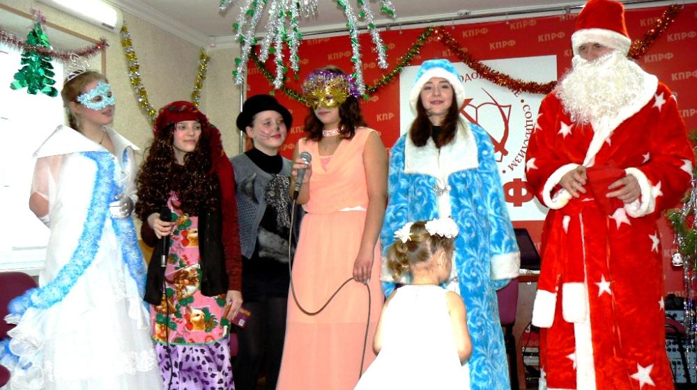 Курган. Новогодние подарки зауральских коммунистов детям 