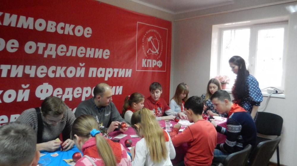 "Мы сильны нашей верною дружбой". Севастопольские пионеры и комсомольцы за праздничным новогодним столом подвели итоги 2016 года