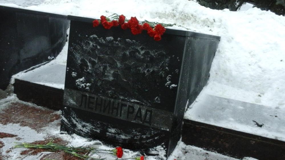 Тула. Коммунисты возложили цветы к стеле городу-герою Ленинграду