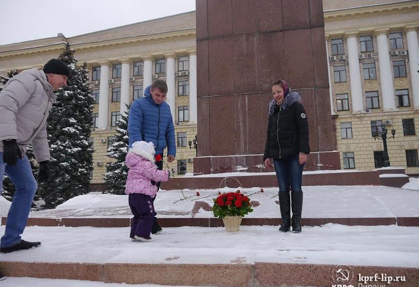 Состоялось возложение цветов к памятнику В.И. Ленину на одноименной площади Липецка