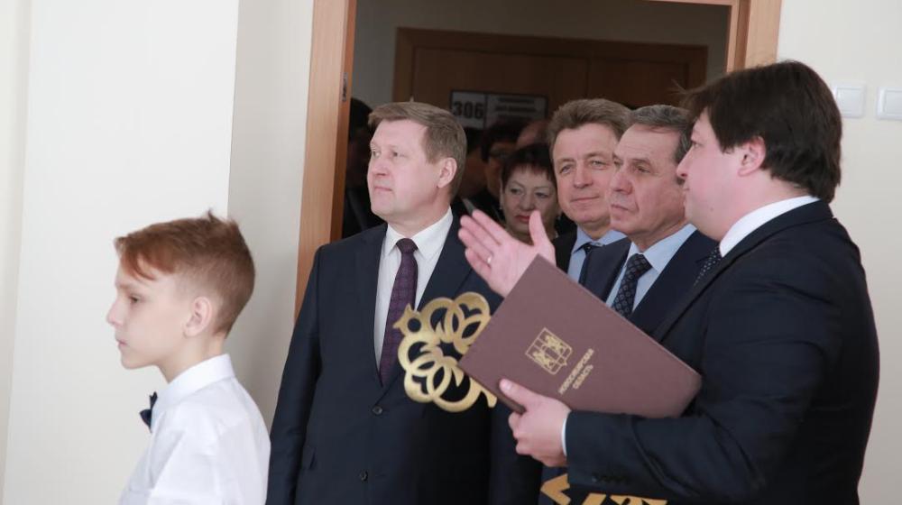 Мэр-коммунист Анатолий Локоть открыл новую школу в Новосибирске